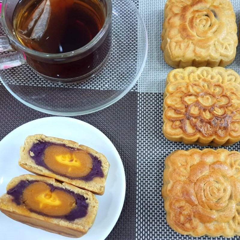 Bánh trung thu nhân khoai môn vàng óng sau khi nướng