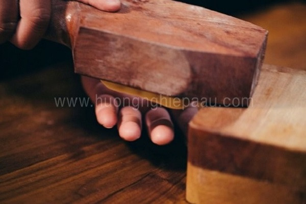 Bánh trung thu nướng đậu xanh đang được tạo hình thủ công