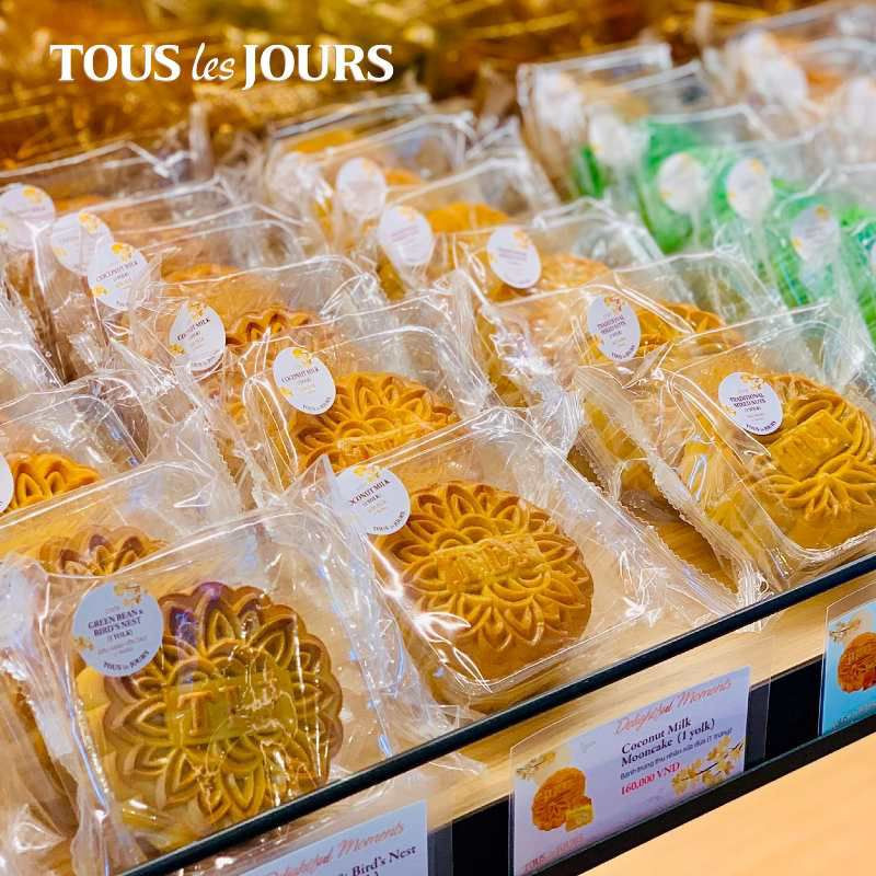 Bánh trung thu Tous Les Jours với vỏ bánh mềm mịn và nhân đa dạng