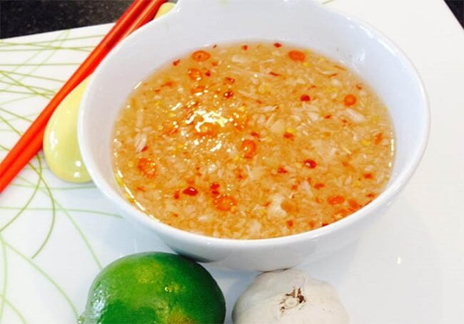 Bánh xèo chay đang được tráng vàng trên chảo, minh họa kỹ thuật làm bánh xèo chay giòn rụm.