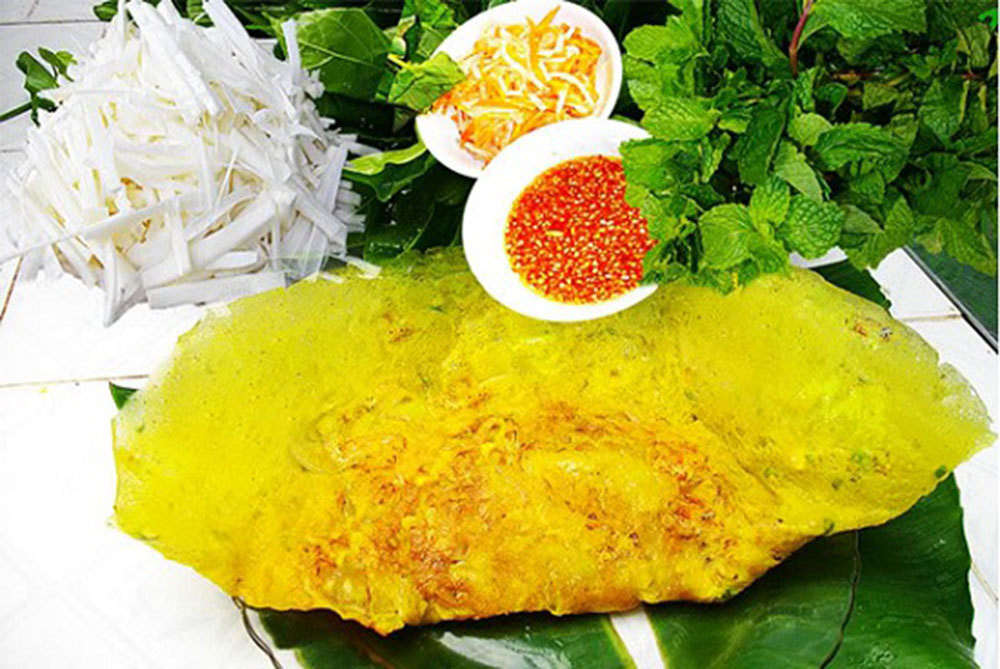 Bánh xèo miền Nam vàng giòn, nhân tôm thịt đậm đà, được trình bày hấp dẫn trên đĩa với rau sống xanh mát