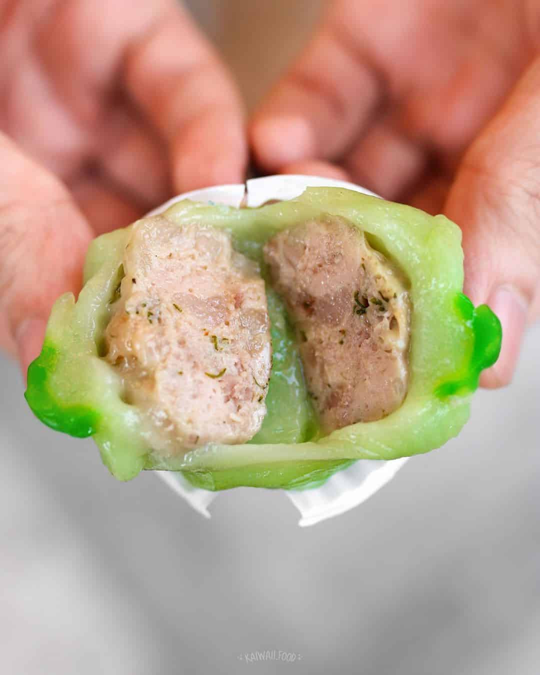 Bánh Xu Xê Mè Đen với nhân thịt tôm xay, mang hương vị độc đáo của tiệm bánh Thanh Đan