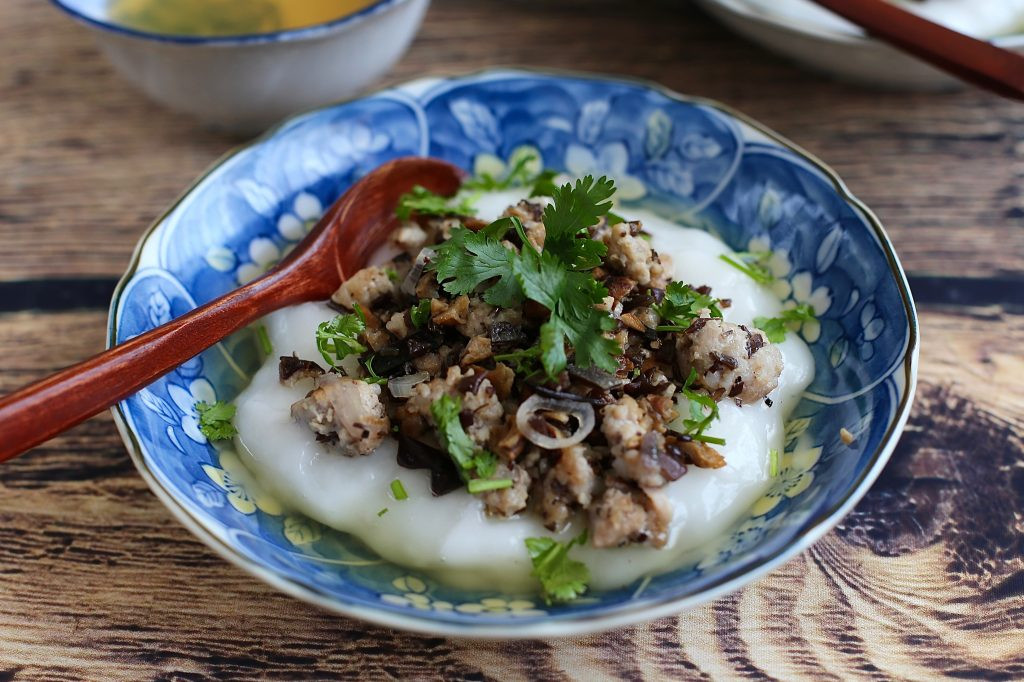 Bát bánh đúc nóng hấp dẫn đã hoàn thành, sẵn sàng thưởng thức