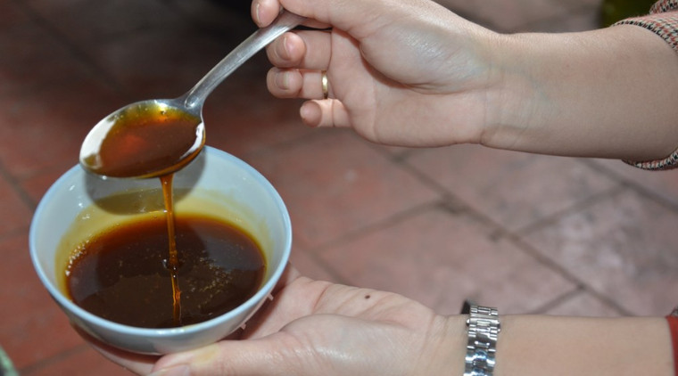 Bát mật mía thơm lừng, sánh mịn chuẩn bị dùng với bánh tro truyền thống