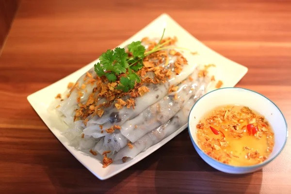 Bát nước chấm bánh ướt miền Bắc với tỏi ớt băm nổi trên mặt