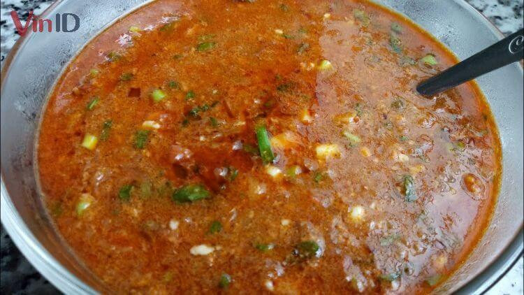 Bát nước sốt bánh mì chả lụa thơm ngon, sánh mịn, màu sắc bắt mắt
