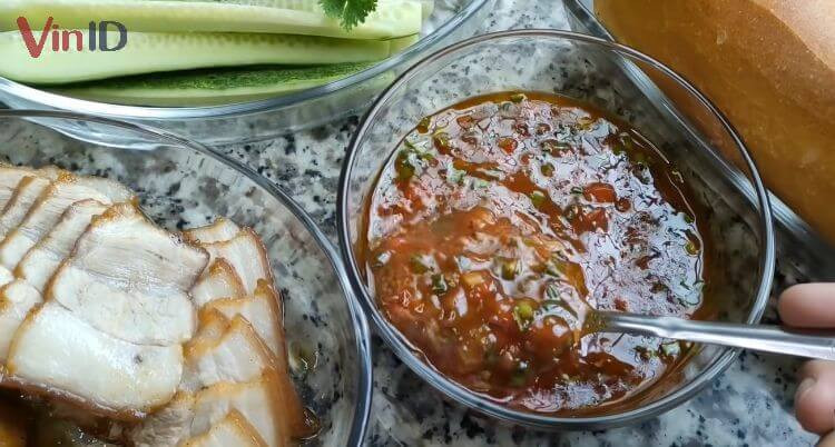 Bát nước sốt bánh mì thịt khìa màu nâu đỏ hấp dẫn, sánh mịn chuẩn vị truyền thống