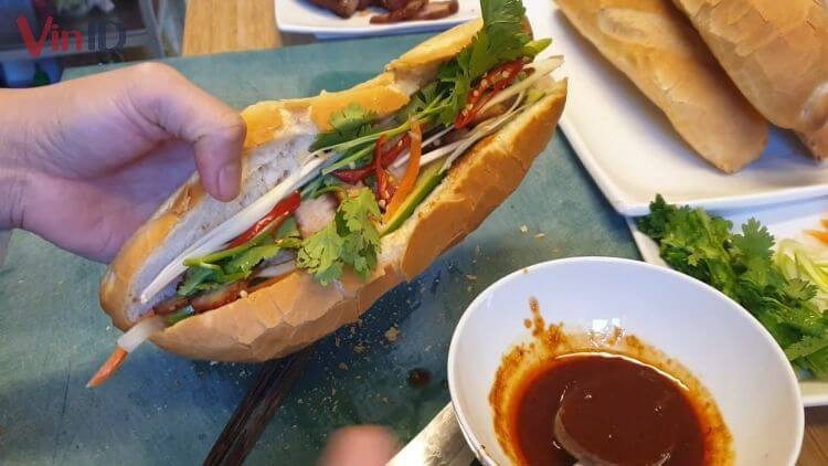 Bát nước sốt bánh mì xá xíu màu nâu cánh gián, óng ả, tỏa hương thơm lừng