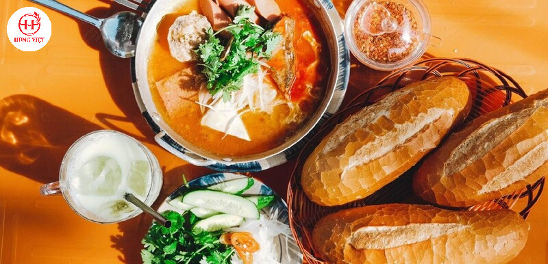Bày biện bánh mì chảo với các món ăn kèm khác nhau để tăng sự hấp dẫn