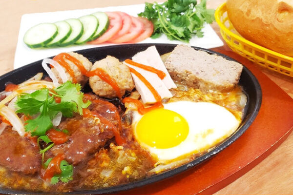 Bò né bánh mì trên chảo gang nóng