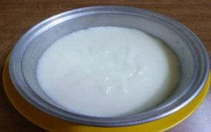 Bột bánh đúc được dàn mỏng và chuẩn bị hấp