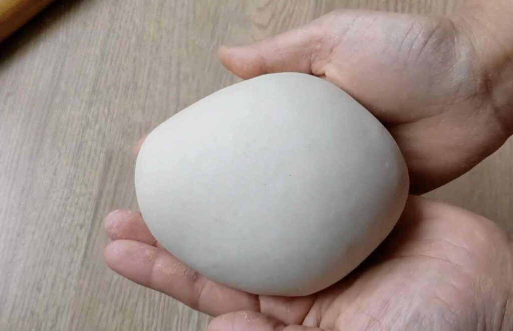 Bột bánh hành chiên Trung Quốc sau khi nhào mịn màng