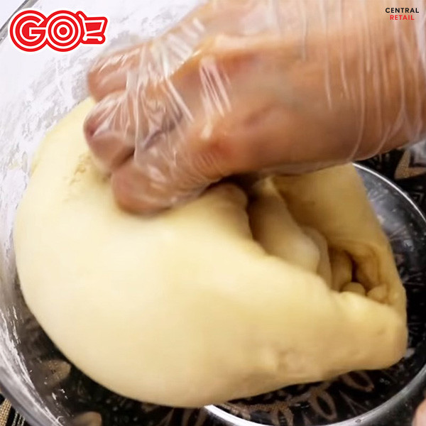 Bột làm vỏ bánh mì hình tam giác được nhào kỹ, đạt độ đàn hồi chuẩn