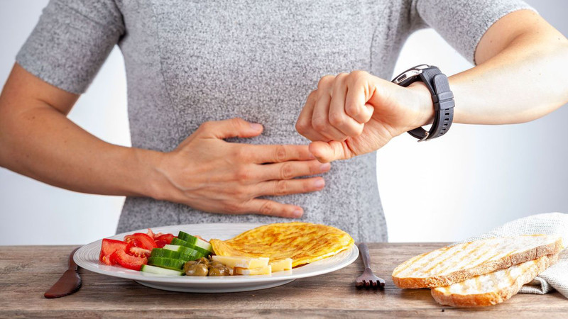 Bữa ăn tối với các món ăn dầu mỡ sau 7 giờ tối là nguyên nhân hình thành eo bánh mì