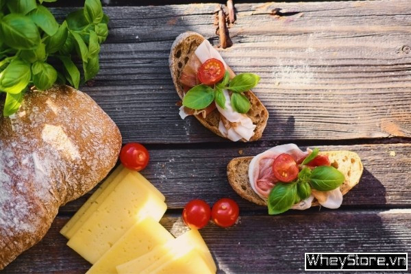 Bữa sáng lành mạnh với bánh mì đen nguyên cám và trứng, rau xanh