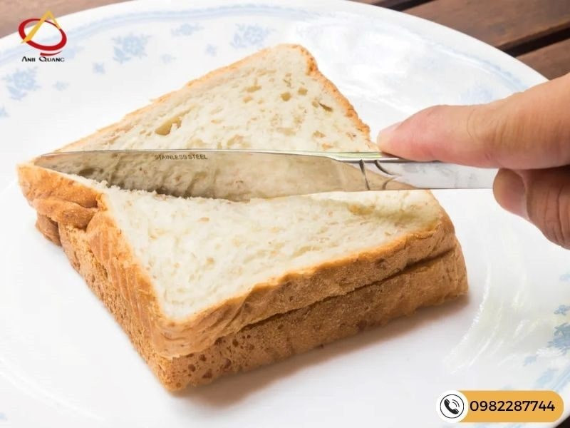 Bước 2 - Cắt nhỏ bánh mì