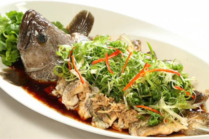 cá mú tươi sống chuẩn bị hấp cuốn bánh tráng
