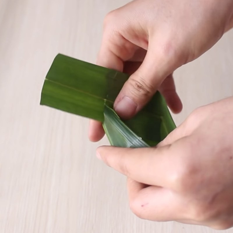 Các bước gấp lá dừa tạo hộp bánh xu xê