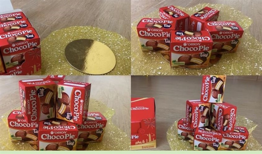 Các hộp bánh được xếp chồng lên nhau tạo thành cấu trúc tháp bánh