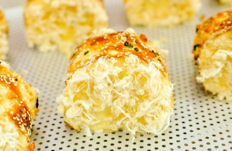 Các nguyên liệu làm bánh mì bơ ruốc lành mạnh: trứng, bột, sữa, bơ