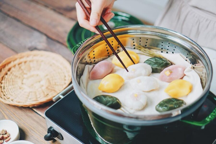 Các nguyên liệu làm bánh trung thu Hàn Quốc Songpyeon gồm bột gạo, đậu xanh, mè, lá thông