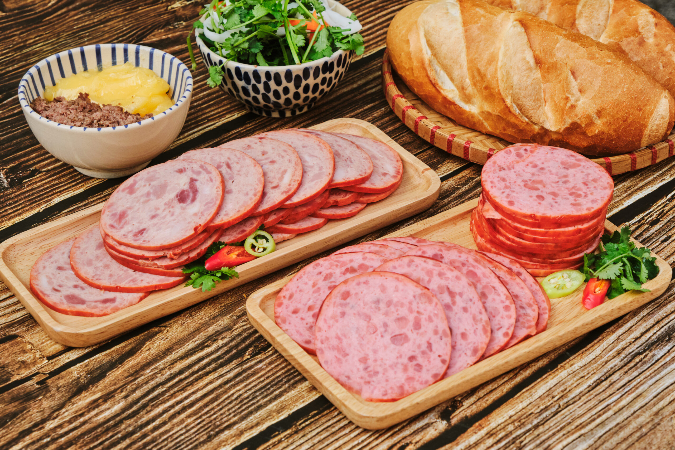 Các sản phẩm phụ trợ và topping riêng lẻ được cung cấp tại Bánh mì Huỳnh Hoa