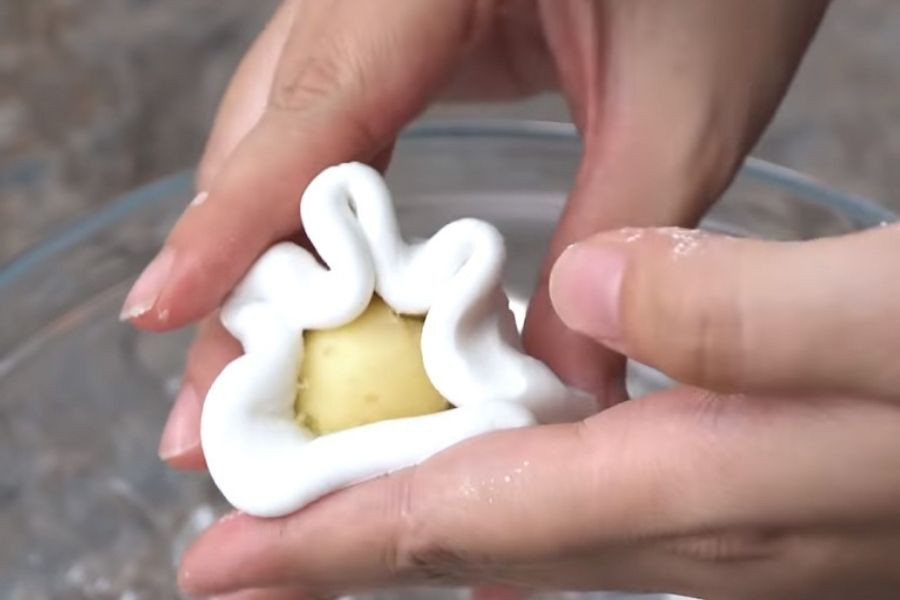 Cách gói vỏ bánh trôi nước bọc nhân đậu xanh khéo léo