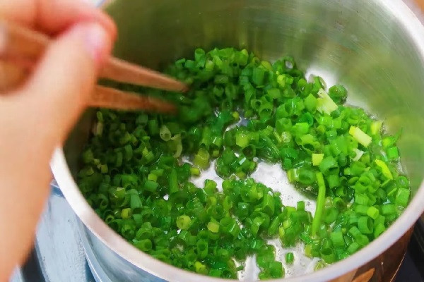 Cách làm mỡ hành thơm lừng để phết bánh mì nướng