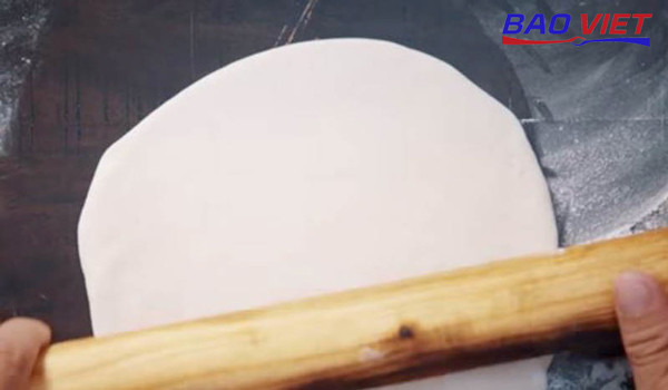 Cán bột để làm bánh bao chay