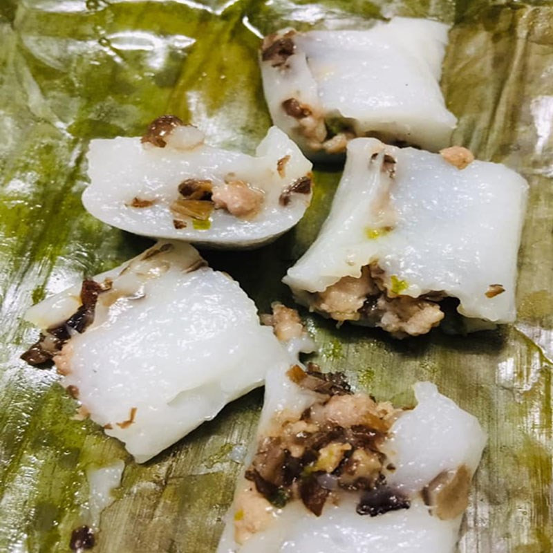 Cận cảnh bánh tẻ dẻo mịn với phần nhân thịt đậm đà bên trong