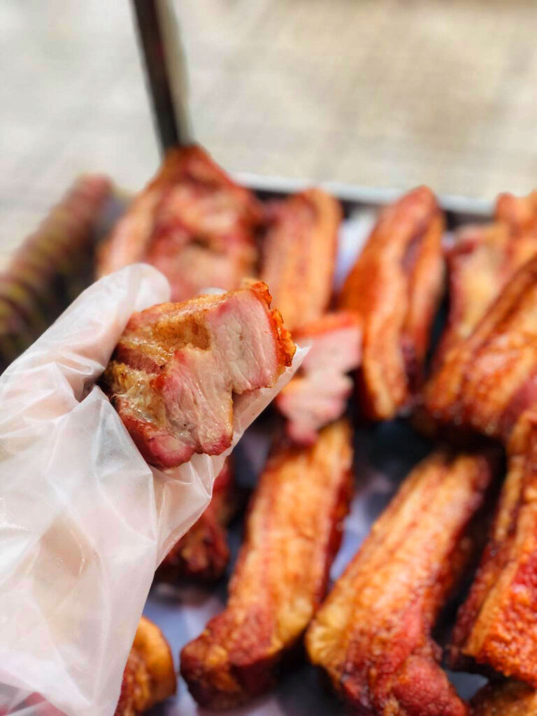Cận cảnh một ổ bánh mì Ông Phú Đạt đầy đặn nhân thịt và rau thơm