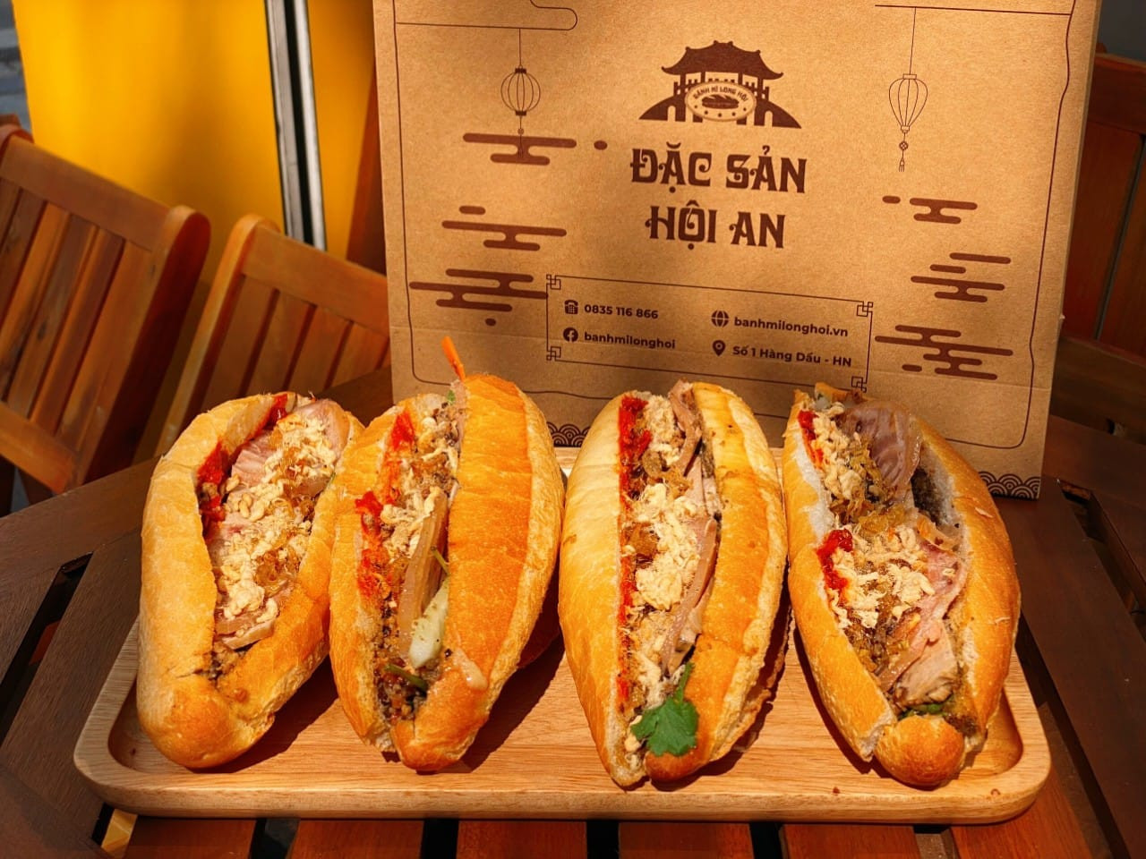 Cận cảnh nhân bánh mì Hội An với đủ loại topping thơm ngon
