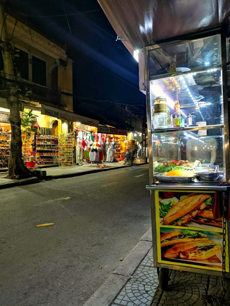 Cận cảnh xe bánh mì Hội An của Bánh Mì Hà, nơi giữ gìn hương vị ẩm thực đường phố truyền thống.