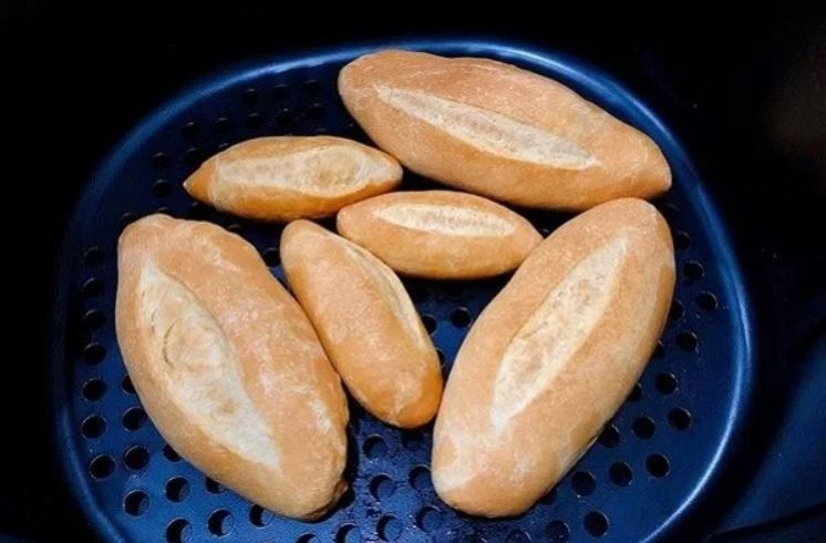 Cắt bánh mì baguette thành miếng vừa ăn trước khi nướng lại