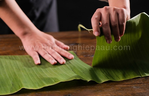 Cắt lá chuối để chuẩn bị cách làm bánh bột lọc gói lá chuối