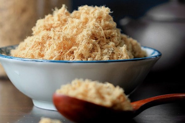 Chà bông vàng ươm, tơi xốp dùng làm topping cho bánh mì nướng muối ớt