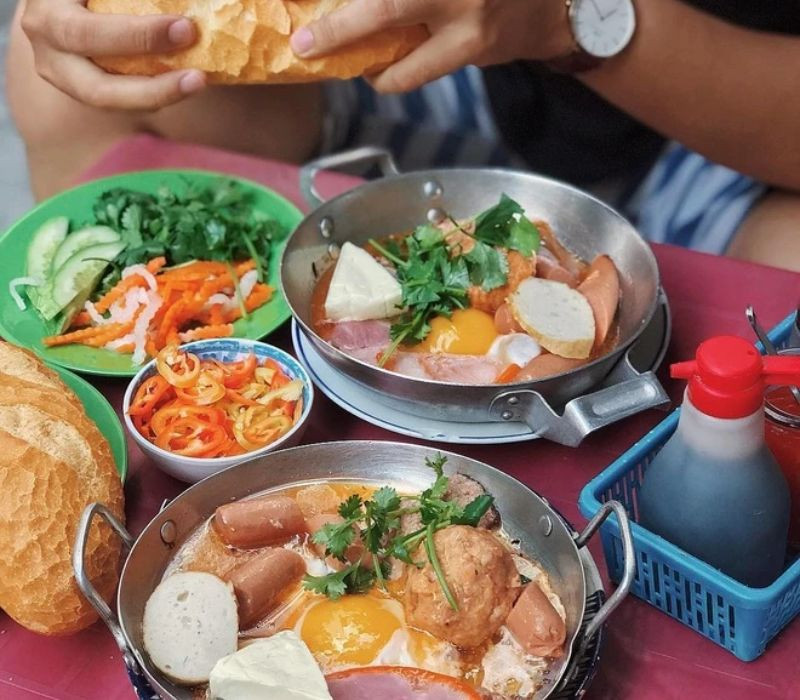 Chảo bánh mì bò Mỹ tại Hai Con Bò