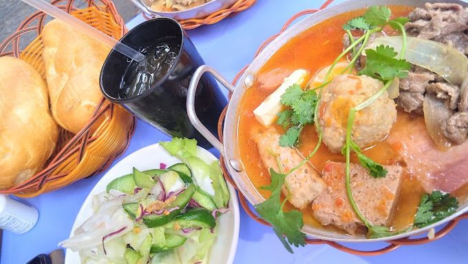 Chảo bánh mì Calmette đa dạng topping với bò, chả lụa và xíu mại trứng, chuẩn vị Quận 1.