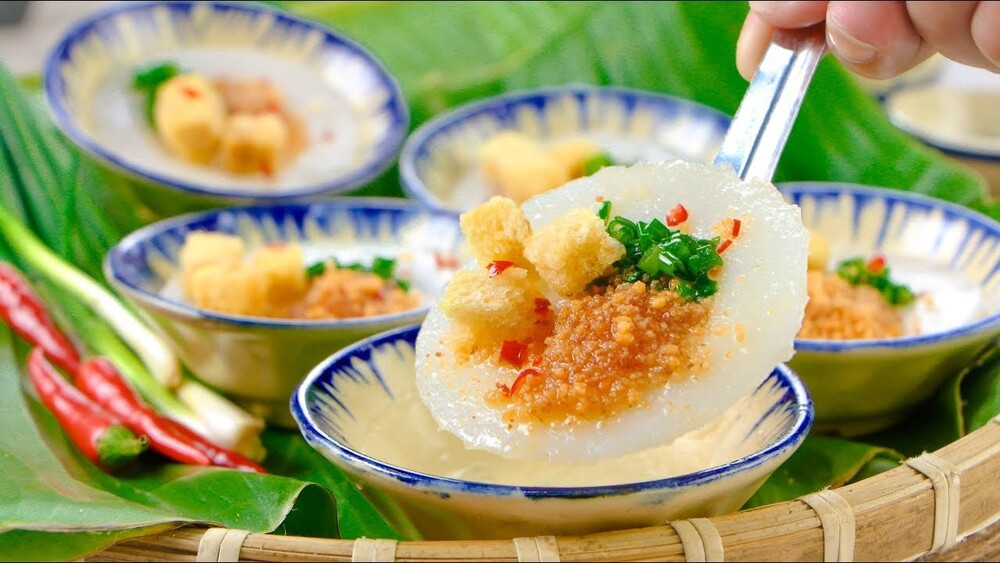 Chén bánh bèo Quy Nhơn trắng mịn, mềm mại, quyến rũ mọi ánh nhìn và vị giác ngay từ lần đầu tiên thử.