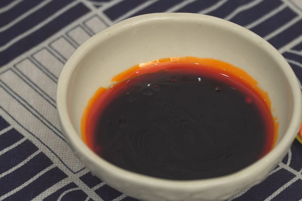 Chén nước chấm sủi cảo đặc trưng với tương, giấm và dầu ớt