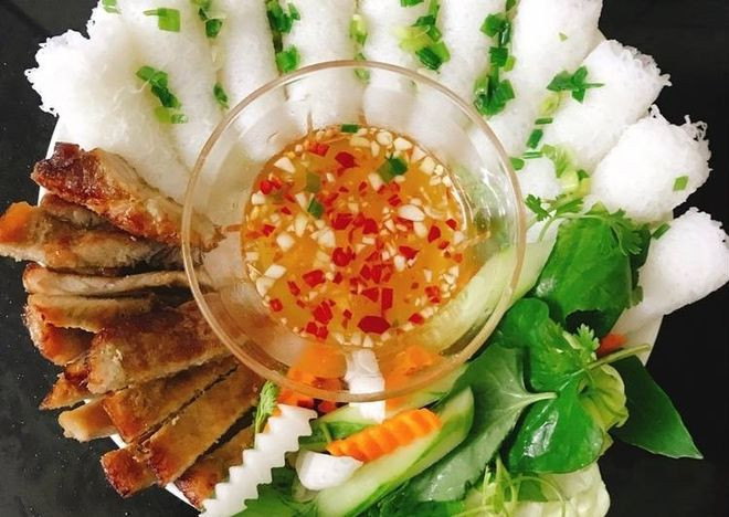 Chén nước mắm ăn bánh hỏi từ tôm tươi, sánh mịn