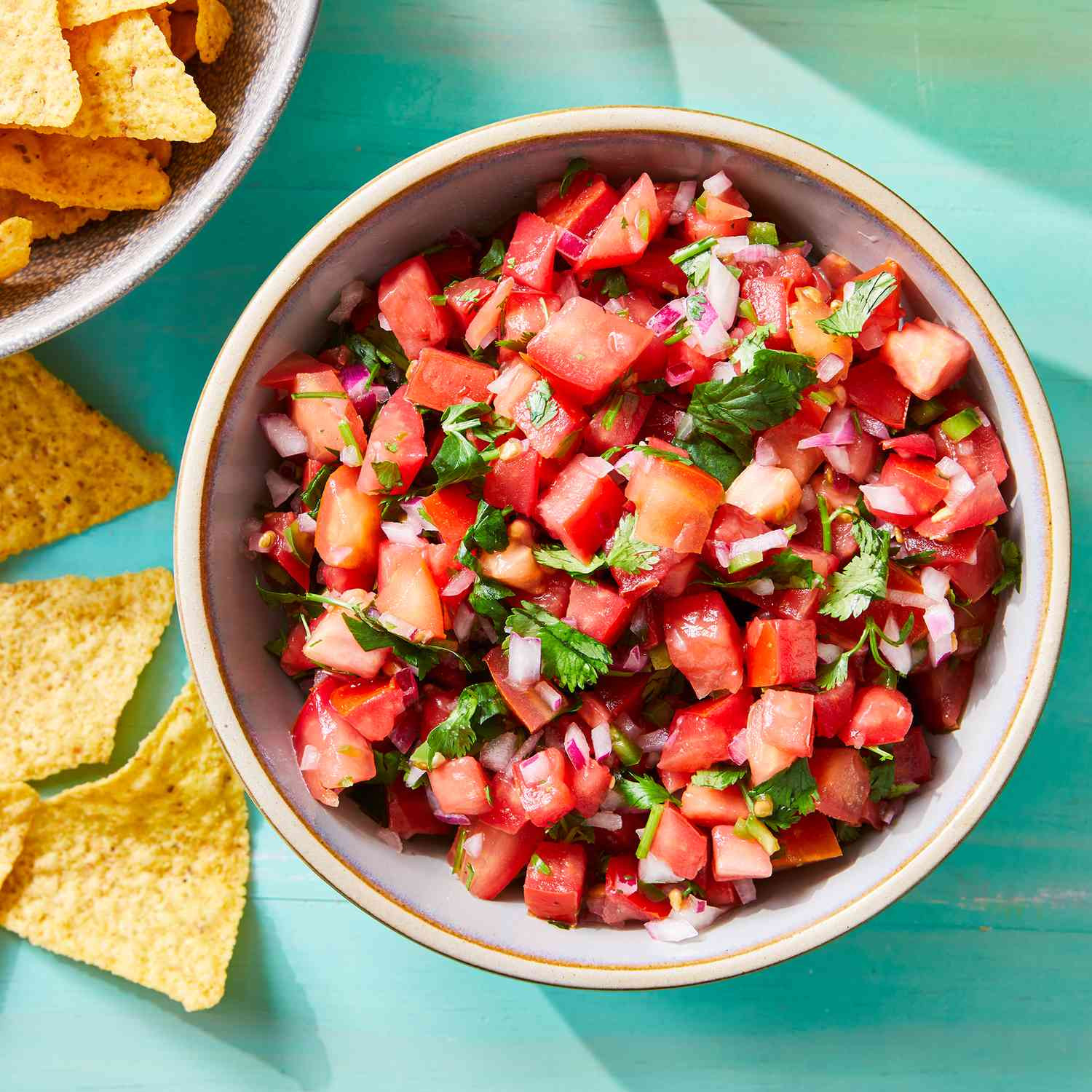 Chén sốt salsa cà chua tươi ngon ăn kèm bánh tacos
