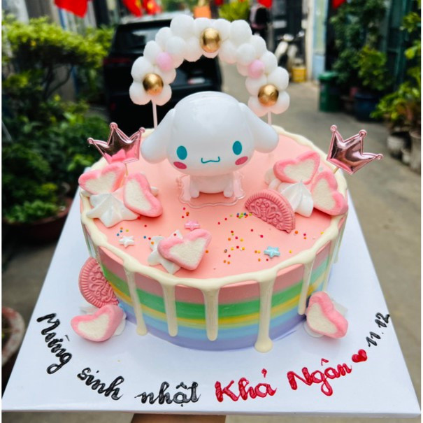 Chiếc bánh kem Cinnamoroll dễ thương với lớp kem bảy sắc cầu vồng rực rỡ