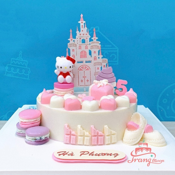 Chiếc bánh kem Hello Kitty đẹp được trang trí bằng fondant tinh xảo với các chi tiết tỉ mỉ