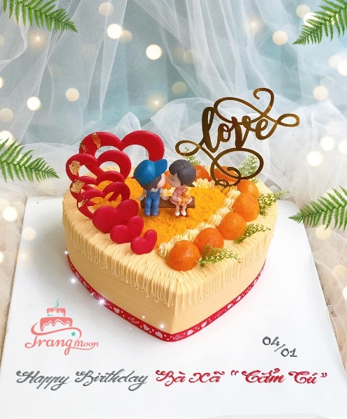 Chiếc bánh kem hình trái tim nhân trứng muối thơm lừng