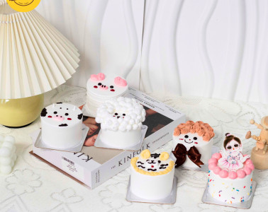 Chiếc bánh kem mini nhỏ nhắn với lớp kem trắng mịn, lựa chọn hoàn hảo cho Valentine