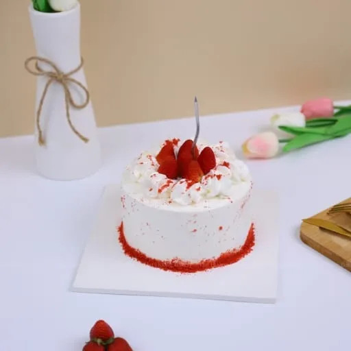 Chiếc bánh kem tròn size 14cm với lớp kem trang trí đơn giản, hiển thị đường kính và chiều cao