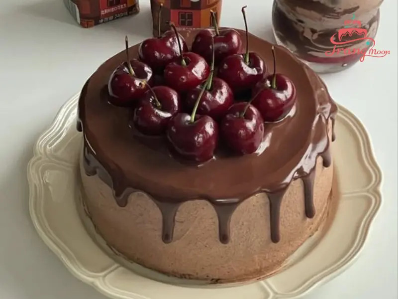 chiếc bánh kem valentine socola đẹp với lớp phủ ganache và quả cherry đỏ