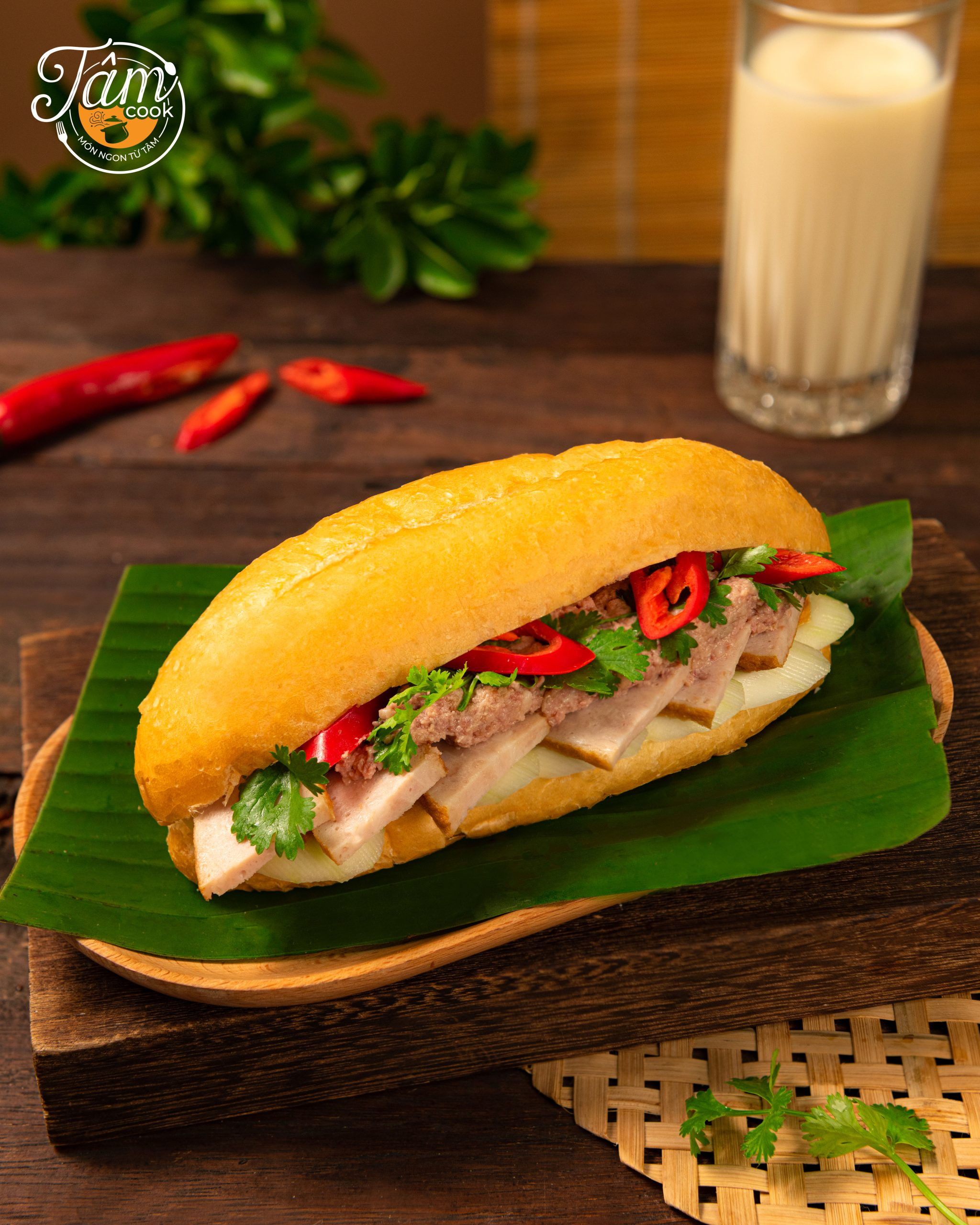 Chiếc bánh mì chả nóng hấp dẫn với thêm topping ruốc, một lựa chọn phổ biến tại Tâm Cook Hà Nội.