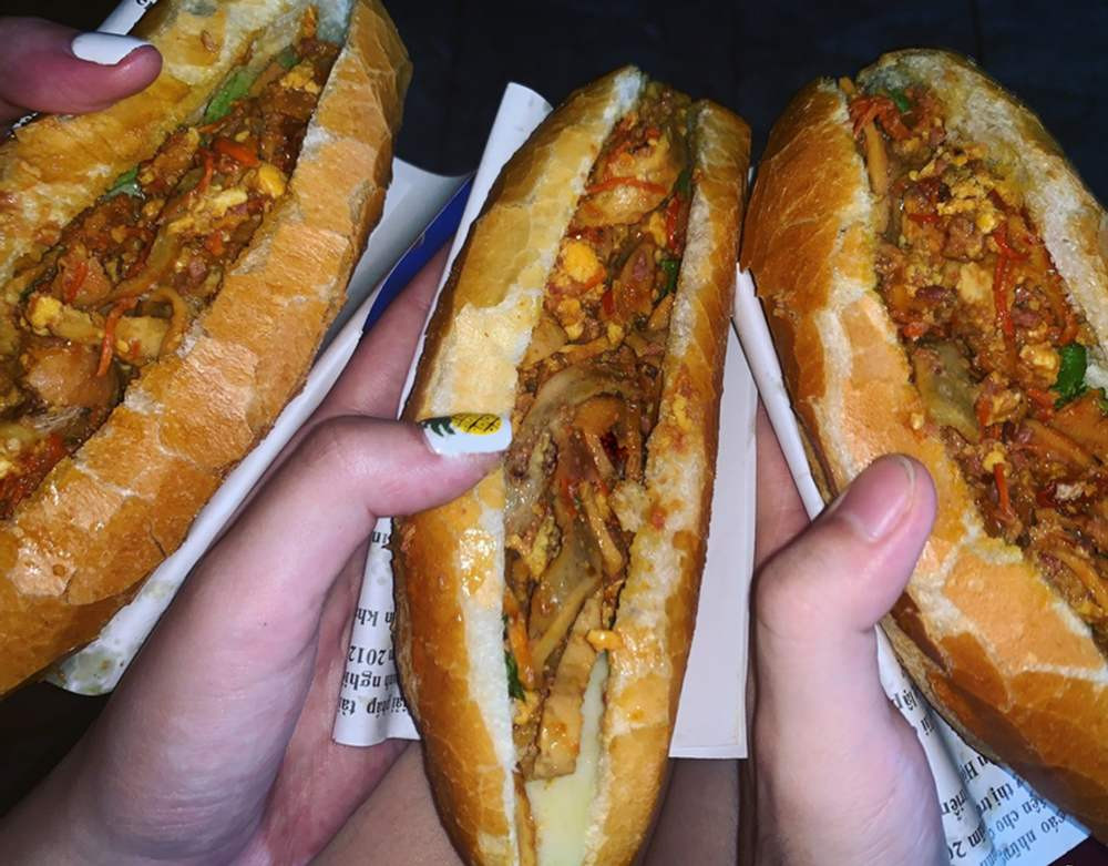 Chiếc bánh mì dân tổ Hà Nội nóng hổi đầy ắp nhân
